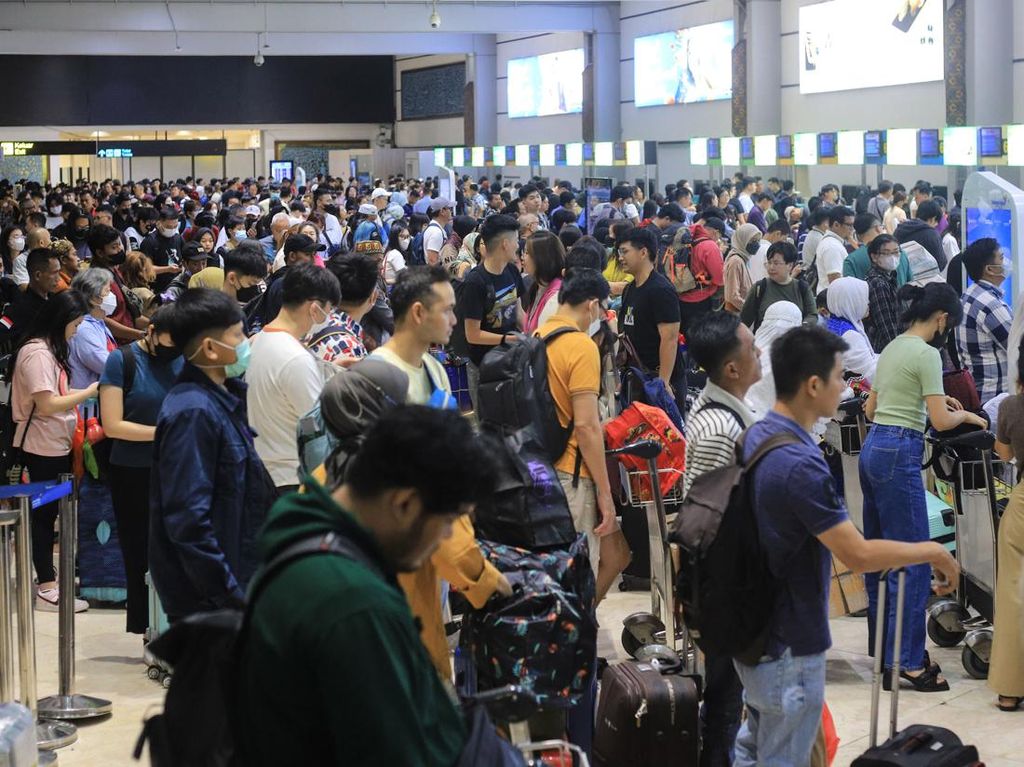 Ramainya Bandara Soetta Saat Libur Panjang Ramainya Bandara Soetta Saat Libur Panjang