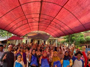 Relawan Samawi di Indramayu Sosialisasikan Visi Misi Prabowo-Gibran ke Warga