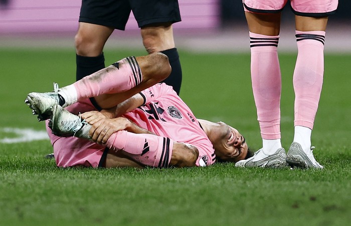 Soccer Football - Friendly - Vissel Kobe v Inter Miami - Japan National Stadium, Tokyo, Japan - February 7, 2024 Inter Miamis Sergio Busquets reacts after sustaining an injury REUTERS/Issei Kato
