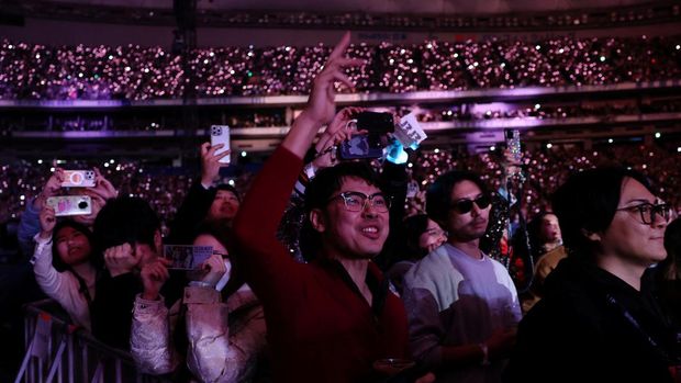 Fans react to singer Taylor Swift performing at her concert for the international 
