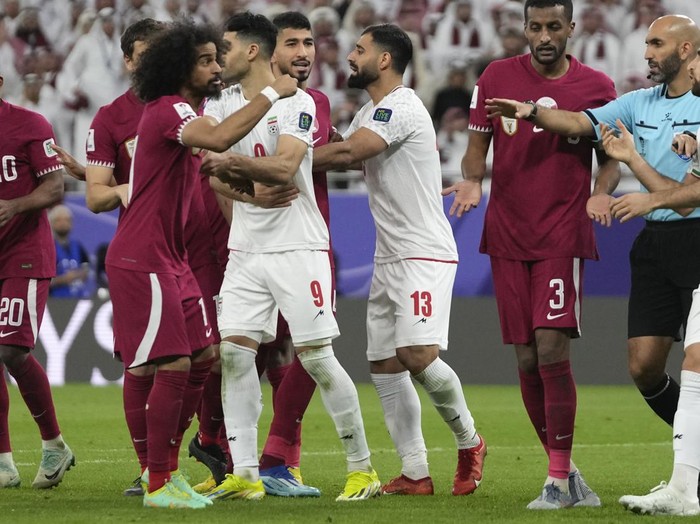 Players of Iran and Qatar argue during the Asian Cup semifinal soccer match between Qatar and Iran at Al Thumama Stadium in Doha, Qatar, Wednesday, Feb. 7, 2024. (AP Photo/Thanassis Stavrakis)