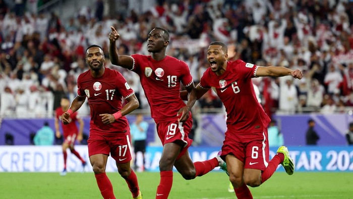 Soccer Football - AFC Asian Cup - Semi Final - Iran v Qatar - Al Thumama Stadium, Doha, Qatar - February 7, 2024 Qatars Almoez Ali celebrates scoring their third goal with Abdulaziz Hatem REUTERS/Molly Darlington     TPX IMAGES OF THE DAY