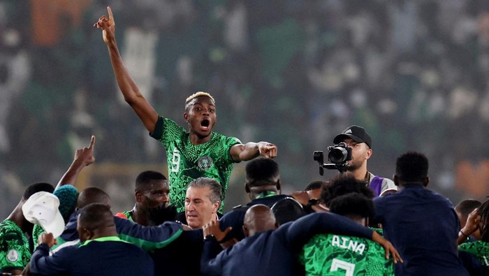 Soccer Football - Africa Cup of Nations - Semi Final - Nigeria v South Africa - Stade de la Paix, Bouake, Ivory Coast - February 7, 2024  Nigerias Victor Osimhen celebrates with teammates after reaching the Africa Cup of Nations final REUTERS/Siphiwe Sibeko     TPX IMAGES OF THE DAY