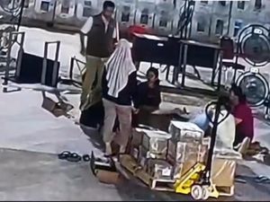 Momen Ketua KPU Batam Tendang-Banting Meja di Gudang Logistik Momen Ketua KPU Batam Tendang-Banting Meja di Gudang Logistik
