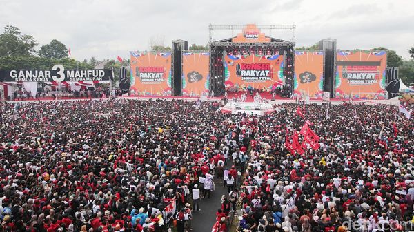 Warga Banyuwangi Tumpah Ruah Hadiri Kampanye Akbar Ganjar-Mahfud