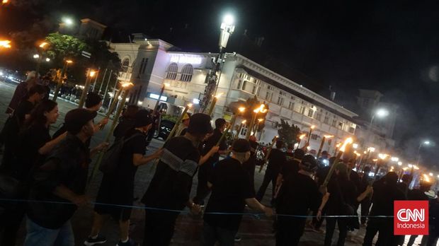 Puluhan orang yang mengatasnamakan diri sebagai aktivis reformasi 1998 melakukan aksi jalan mundur sambil membawa obor ke Istana Istana Kepresidenan atau Gedung Agung Yogyakarta, Kamis (8/2) malam. Mereka menyuarakan keprihatinan atas nasib demokrasi di era pemerintahan Presiden Joko Widodo (Jokowi).