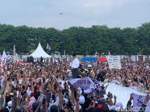Anies Baca Poster Tenang, Kami Ada di Sini Saat Kampanye Akbar di Pasuruan