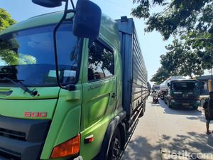 Pantura Demak Lumpuh Imbas Banjir, Sopir Truk Terpaksa Nginap di Kudus Pantura Demak Lumpuh Imbas Banjir, Sopir Truk Terpaksa Nginap di Kudus