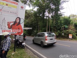 Duh! Baliho Caleg Tutupi Rambu Rawan Kecelakaan di Gunungkidul