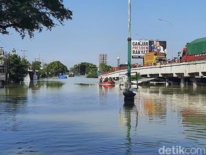 Evakuasi Warga Korban Banjir di 2 Desa Demak Terkendala Arus Deras Evakuasi Warga Korban Banjir di 2 Desa Demak Terkendala Arus Deras