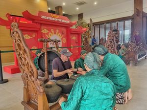 Cuma di TMII, Ada Bule Coba Main Gamelan untuk Pertama Kali