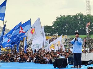 Prabowo Pasang Badan untuk Jokowi yang Dibilang Tak Bisa Kerja
