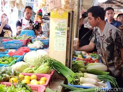 Gibran Blusukan ke Pasar Cihapit Bandung, Borong Bahan Pokok-Bumbu Dapur