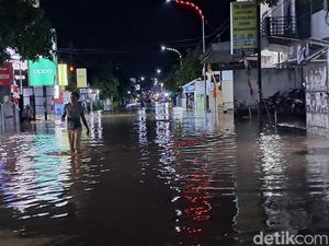 DAS Padolo Meluap, Jalan-Permukiman Warga Kota Bima Terendam Banjir Kiriman DAS Padolo Meluap, Jalan-Permukiman Warga Kota Bima Terendam Banjir Kiriman