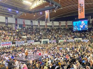 Belasan Ribu Orang Hadiri Desak Anies Surabaya Belasan Ribu Orang Hadiri Desak Anies Surabaya