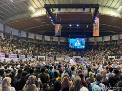 Berdesak-desakan Saat Desak Anies Terakhir yang Digelar di Surabaya