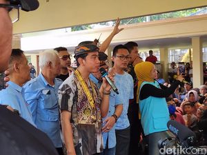 Gibran Kunjungi Kediaman Umuh Muchtar, Minta Warga Jangan Golput