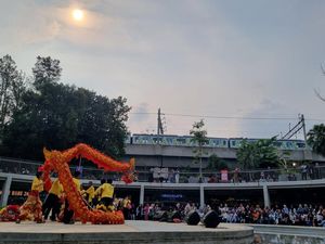 Saat Barongsai dan Liong Menari-nari di Taman Literasi Saat Barongsai dan Liong Menari-nari di Taman Literasi