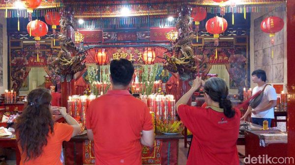 Sembahyang Tutup Tahun di Kelenteng Tjoe Tik Kiong Tulungagung Jelang Imlek