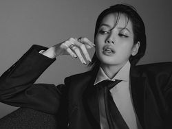 Gaya Lisa BLACKPINK Jadi CEO LLOUD, Tampil Boyish Pakai Jas Rp 14 Juta