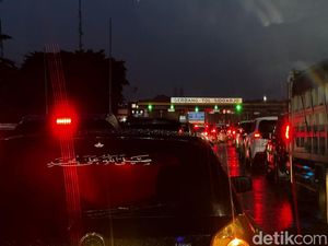 Macet di Exit Tol Sidoarjo, 30 Menit Belum Bisa Keluar Macet di Exit Tol Sidoarjo, 30 Menit Belum Bisa Keluar
