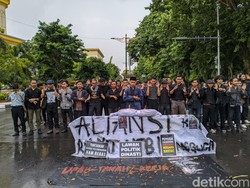 Tuntut Jokowi Mundur, Mahasiswa-Dosen Mataram Salat Jenazah di Jalan