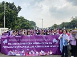 Demo di Depan Monas, Massa Demokrasi Perempuan Minta Jokowi Netral di Pilpres