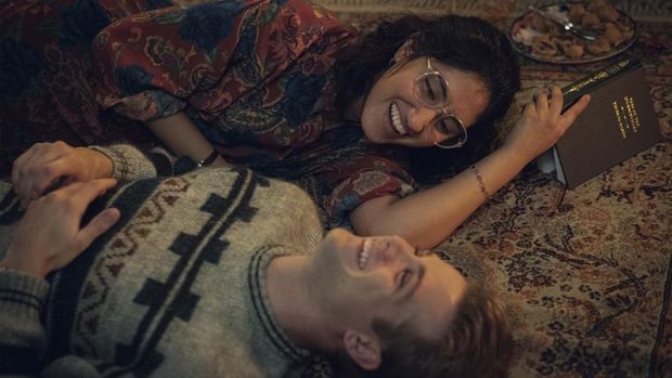 Potongan adegan serial One Day (2024), produksi original Netflix yang diperankan oleh Leo Woodall dan Ambika Mod.