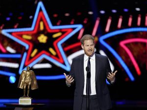 Foto Pangeran Harry Datang ke Pesta Penghargaan Usai Tak Jenguk Kate Middleton