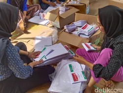 Jurus KPU Lampung Distribusikan Surat Suara Pemilu Saat Cuaca Buruk