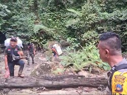 4 Polisi di Banggai Jalan Kaki 3 Hari Kawal Logistik Pemilu ke Wilayah Pelosok