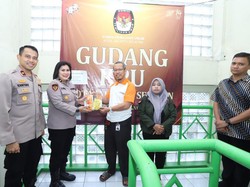 Polres Jaksel Cek Kesiapan Logistik Pemilu, Beri Vitamin ke PPK-Panwascam Mampang