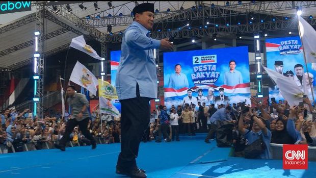 Calon presiden nomor urut 2, Prabowo Subianto, meminta izin ke kiai untuk berjoget saat kampanye di Stadion Gelora Delta Sidoarjo Jawa Timur, Jumat (9/2).