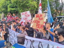 Mahasiswa di Bali Demo Desak Hasyim Asyari Mundur dari Ketua KPU