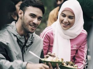 Momen Refal Hady saat Makan Bubur Ayam di Lokasi Syuting
