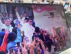 Momen Rhoma Irama Simulasi Coblos AMIN saat Hadiri Kampanye di Pasuruan