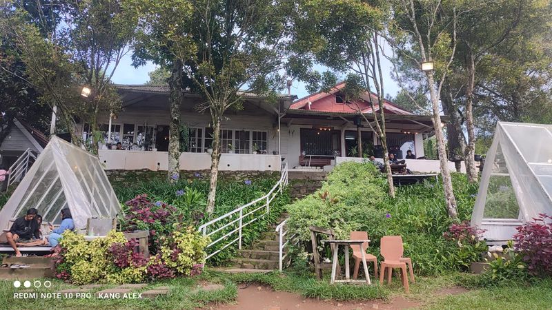 halaman belakang secret garden puncak