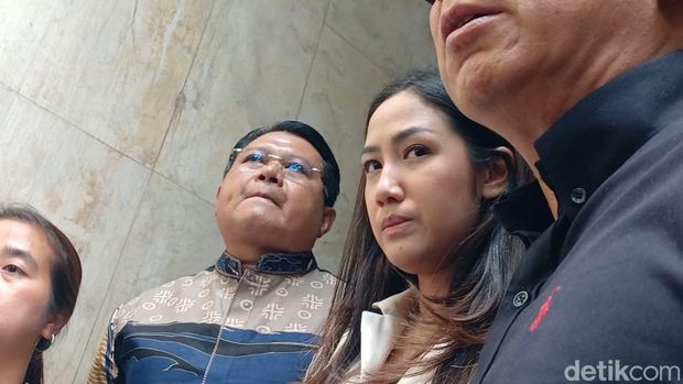 Tamara Tyasmara menangis dan emosi melihat rekaman CCTV anak ditenggelamkan YA.