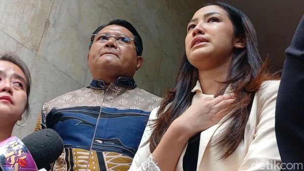 Tamara Tyasmara menangis dan emosi melihat rekaman CCTV anak ditenggelamkan YA.