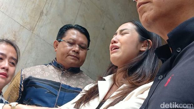 Tamara Tyasmara menangis dan emosi melihat rekaman CCTV anak ditenggelamkan YA.