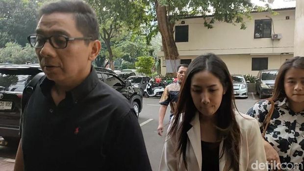 Tamara Tyasmara datangi Polda Metro Jaya usai kekasih jadi tersangka.