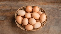 Aman Nggak Simpan Telur di Luar Kulkas? Begini Jawabannya