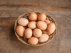 Aman Nggak Simpan Telur di Luar Kulkas? Begini Jawabannya