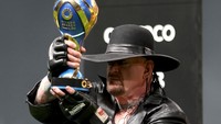 The Undertaker turut menjadi pembawa trofi Riyadh Super Cup yang diperebutkan Al Hilal dan Al Nassr. (Foto: REUTERS/AHMED YOSRI)