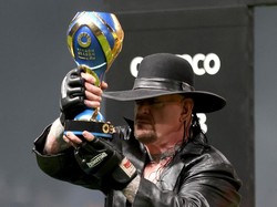 The Undertaker turut menjadi pembawa trofi Riyadh Super Cup yang diperebutkan Al Hilal dan Al Nassr. (Foto: REUTERS/AHMED YOSRI)