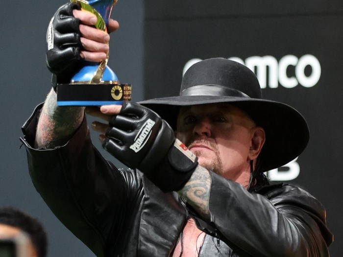 Soccer Football - Friendly - Al Nassr v Al Hilal - Kingdom Arena, Riyadh, Saudi Arabia - February 8, 2024 Wrestler The Undertaker holds a trophy before the match REUTERS/Ahmed Yosri