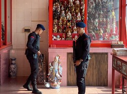 Tim Gegana Sterilisasi Vihara di Jakbar Jelang Tahun Baru Imlek