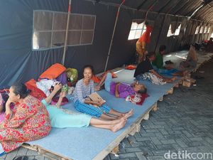 Ratusan Warga Karanganyar Demak Korban Banjir Mengungsi ke Terminal Kudus