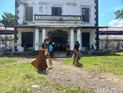Warga Tionghoa di Solo Bersih-bersih Pura Mangkunegaran