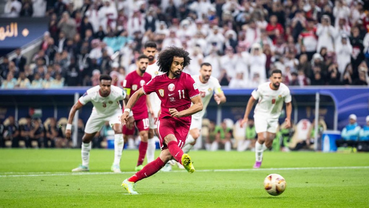 Akram Afif mencetak gol pertama Qatar lewat penalti. Foto: Getty Images/Markus Gilliar - GES Sportfoto